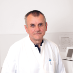 Ein Foto von Dr. Müller, einem Partnerarzt von osteolabs am Universitätsklinikum Kiel, der sich für die Gesundheit von Knochen und die Behandlung von Osteoporose einsetzt.