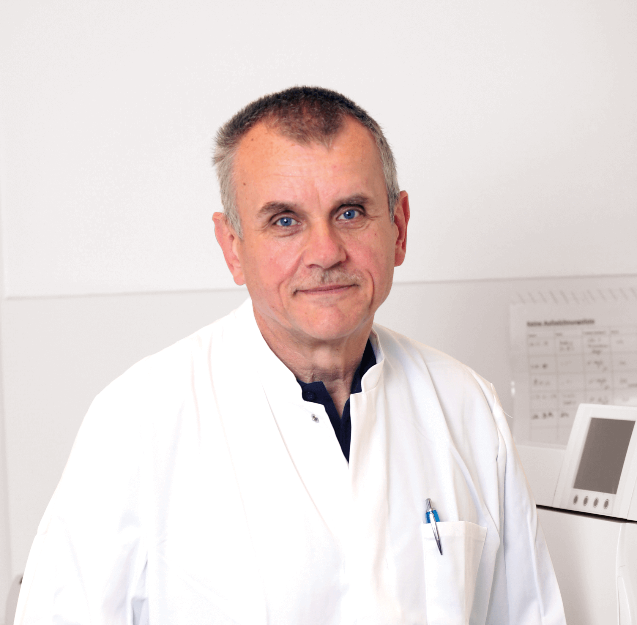 Ein Foto von Dr. Müller, einem Partnerarzt von osteolabs am Universitätsklinikum Kiel, der sich für die Gesundheit von Knochen und die Behandlung von Osteoporose einsetzt.